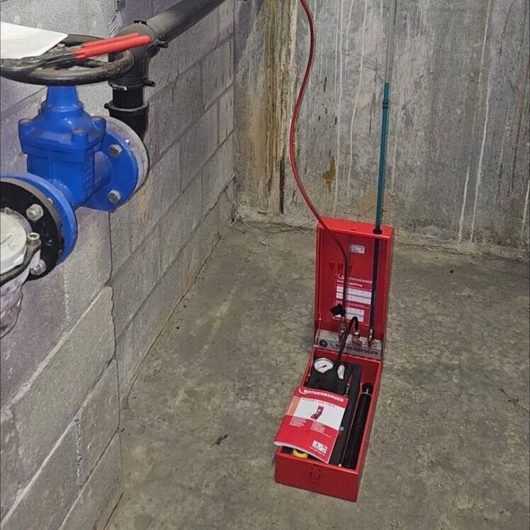 Coffret de contrôle d’étanchéité raccordé à la conduite de gaz, dans une cave.