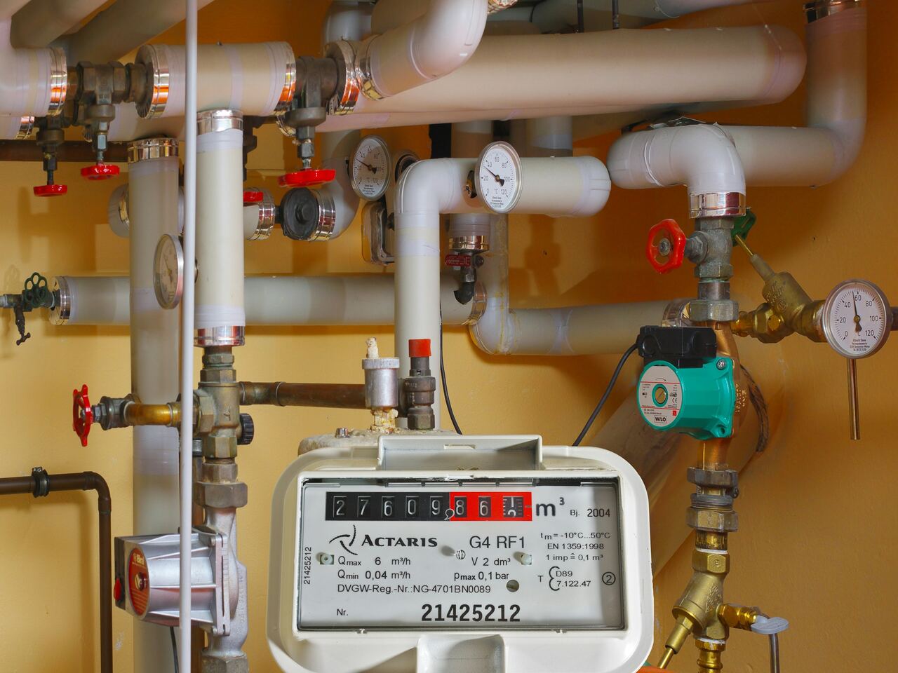 Local technique de chauffage : compteur gaz, conduites isolées, thermomètres, vannes et circulateur.